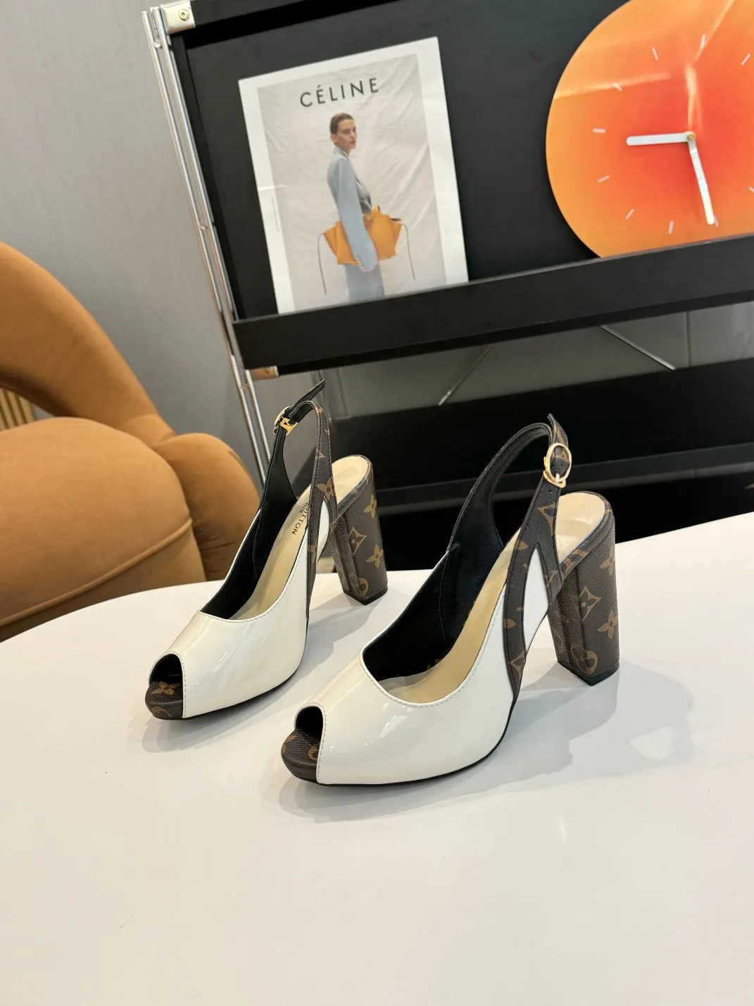 👟👟Ex-factory price 400👟👟 Louis Vuitton Louis Vuitton, 2025 high-heeled sandals, modern and fashionable in one! Release a powerful aura like a queen and capture everyone's attention instantly! Fabric: LV classic presbyopia + patent leather Lining/foot pads: imported lambskin Heel height 9.5cm; Front platform: 1.5cm Code number: 35-41